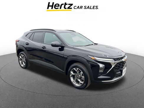 Used 2025 Chevrolet Trax LT image 1