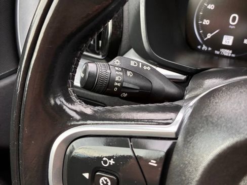 Used 2018 Volvo XC60 T5 Momentum w/ Vision Package AWD/4WD image 30