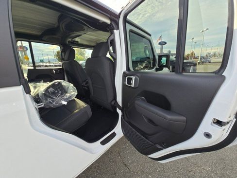 New 2025 Jeep Gladiator Sport image 13