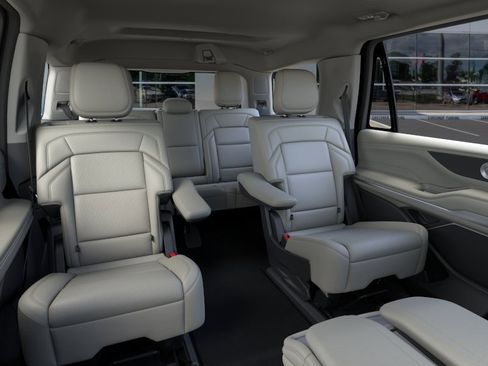 New 2026 Lincoln Navigator Premiere AWD/4WD image 11