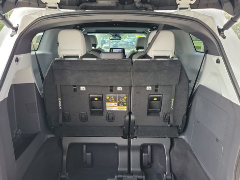 Used 2022 Toyota Sienna XSE FWD image 11