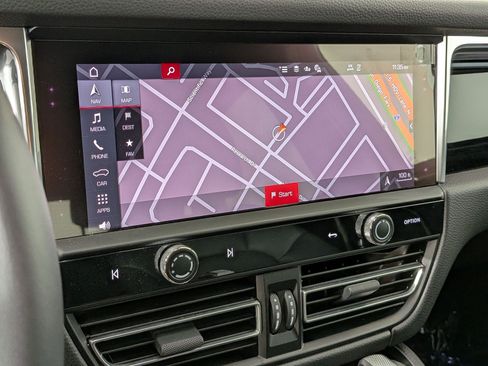 Certified 2026 Porsche Macan AWD/4WD image 18