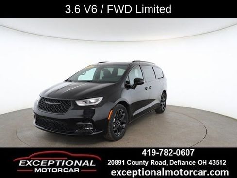 Used 2025 Chrysler Pacifica Limited image 1