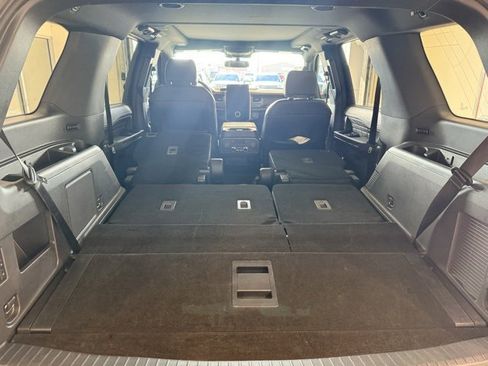 Used 2023 Ford Expedition Platinum image 11