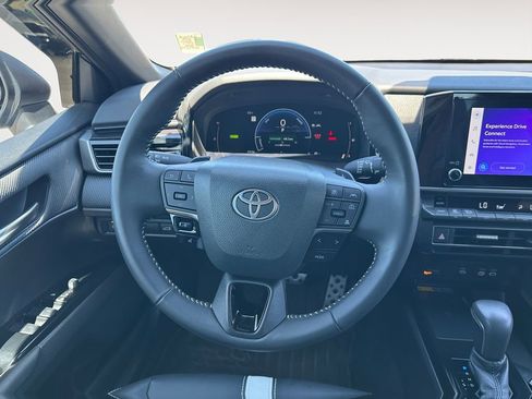 Used 2025 Toyota Camry SE w/ Convenience Package image 12