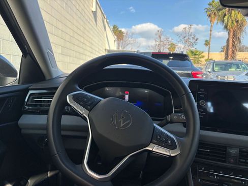 Used 2025 Volkswagen Jetta SE image 39