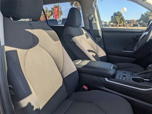 Used 2023 Toyota Highlander LE image 36