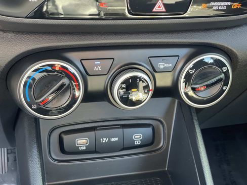 Certified 2025 Hyundai Venue SE image 15