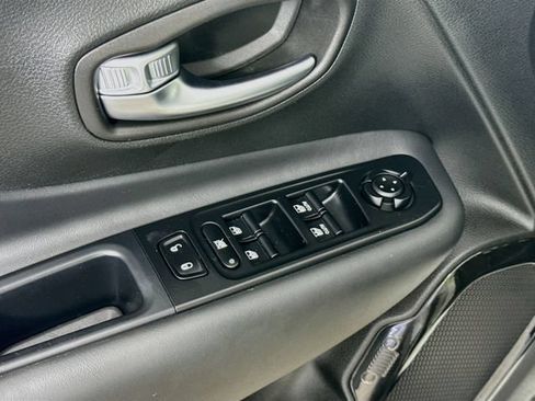 Used 2022 Jeep Renegade Altitude AWD/4WD image 18