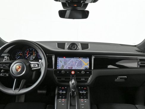 Certified 2025 Porsche Macan image 18
