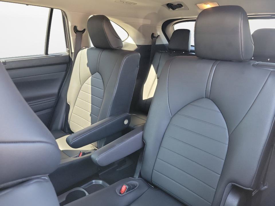 Used 2020 Toyota Highlander XLE FWD image 12