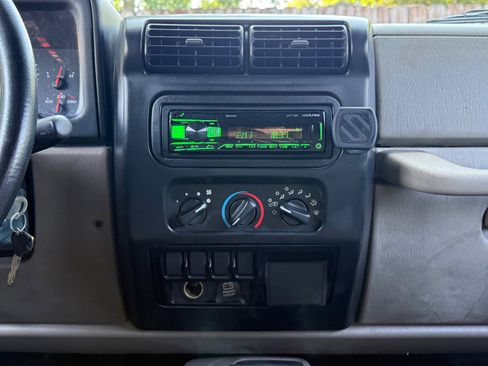 Used 2004 Jeep Wrangler X w/ Convenience Group AWD/4WD image 32