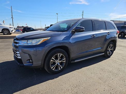 Used 2019 Toyota Highlander LE image 2