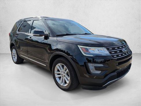 Used 2017 Ford Explorer XLT w/ Equipment Group 202A FWD image 3