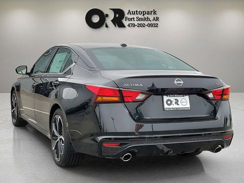 Used 2024 Nissan Altima 2.5 SR w/ SR Premium Package FWD image 4