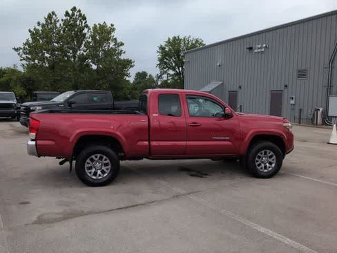 Used 2017 Toyota Tacoma SR5 w/ Tow Package AWD/4WD image 9