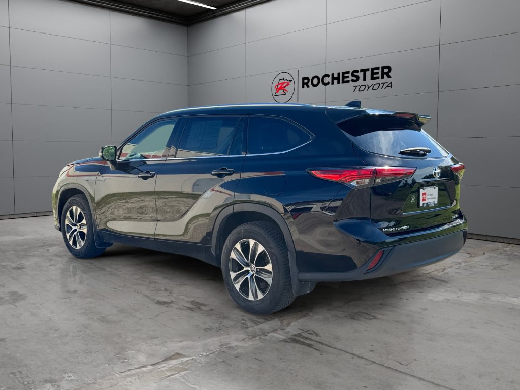 Certified 2021 Toyota Highlander XLE AWD/4WD image 3