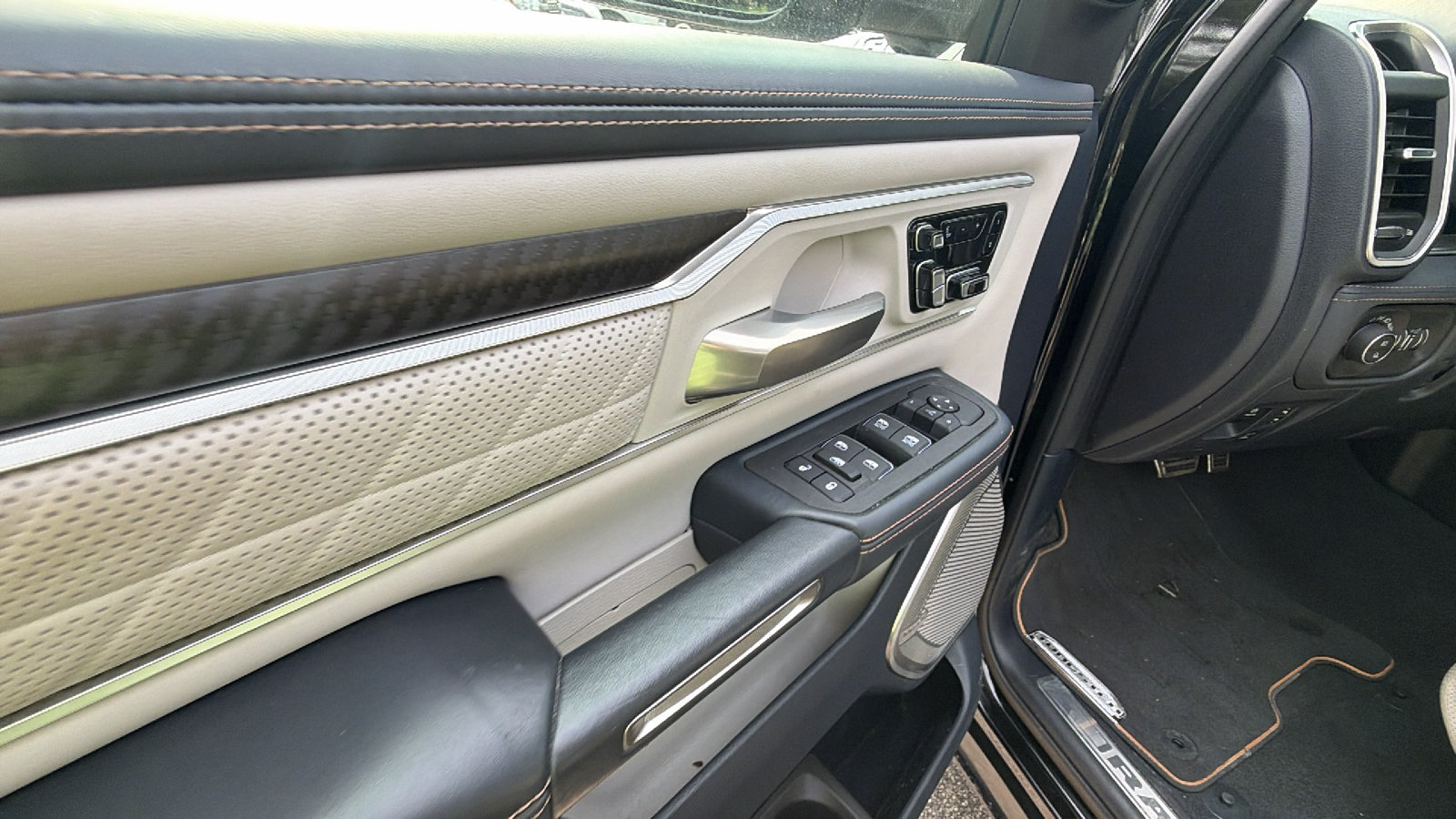 Certified 2025 RAM 1500 Tungsten AWD/4WD image 15