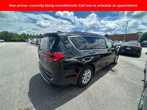 Used 2022 Chrysler Pacifica Touring-L FWD image 5