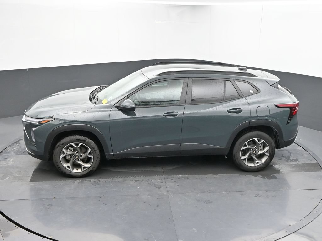 Used 2025 Chevrolet Trax LT FWD image 24
