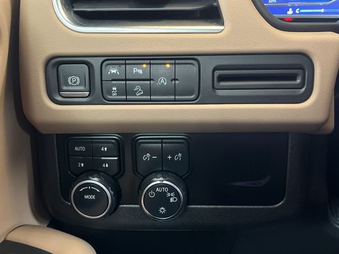 Used 2023 Chevrolet Tahoe Premier AWD/4WD image 29