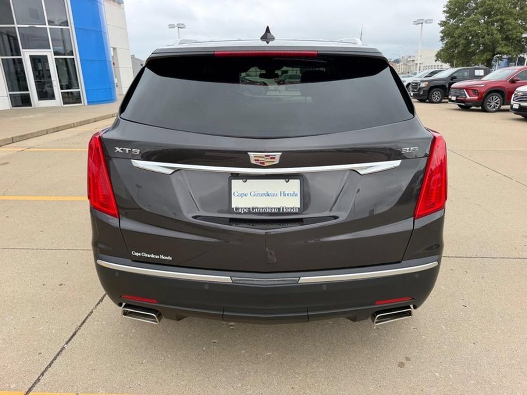 Used 2018 Cadillac XT5 Premium Luxury FWD image 3