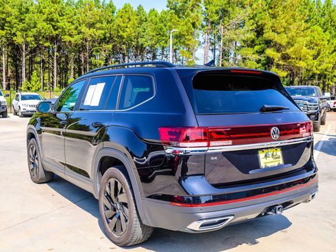 Used 2025 Volkswagen Atlas SE w/ Panoramic Sunroof Package FWD image 3