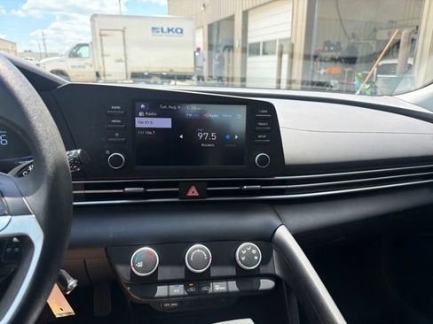 Used 2024 Hyundai Elantra SE FWD image 13