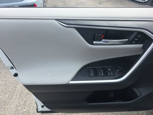 Used 2020 Toyota RAV4 Limited image 12