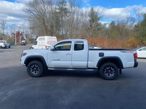 Used 2017 Toyota Tacoma TRD Off-Road image 9