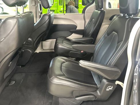 Used 2023 Chrysler Pacifica Touring-L FWD image 27