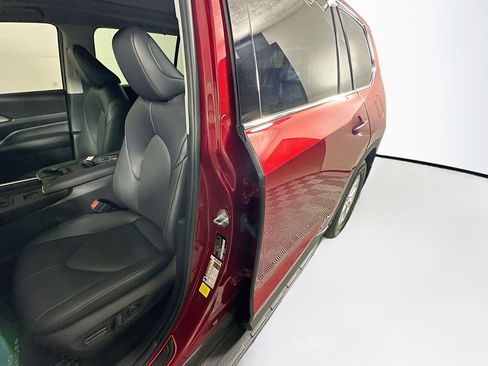Certified 2024 Toyota Grand Highlander XLE FWD image 12