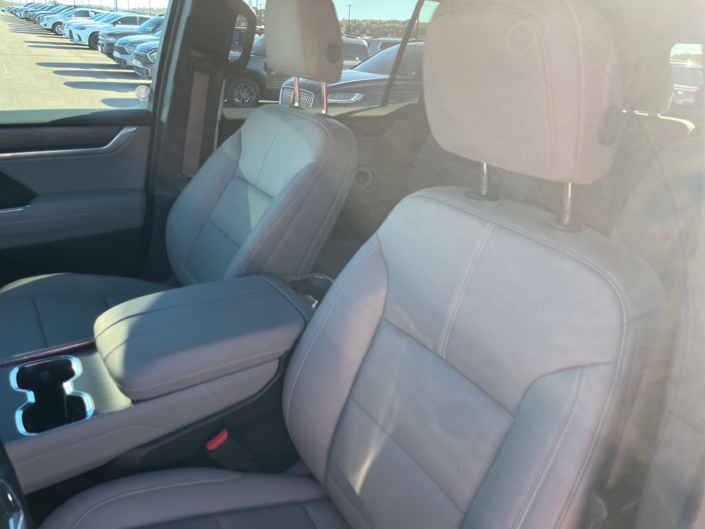 Used 2026 GMC Acadia Elevation w/ Elevation Premium Package FWD image 12