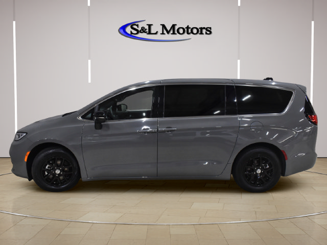 Certified 2025 Chrysler Pacifica Select FWD image 3