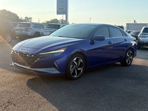 Used 2023 Hyundai Elantra Limited FWD image 3