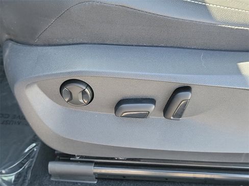 Used 2022 Volkswagen Tiguan SE image 21