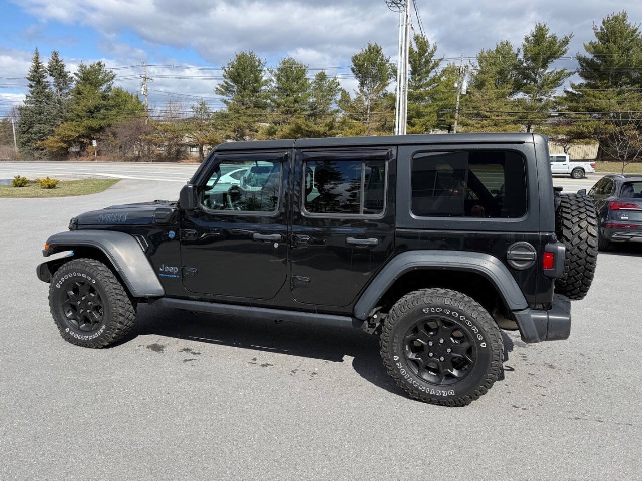 Used 2023 Jeep Wrangler Unlimited w/ Cold Weather Group AWD/4WD image 9