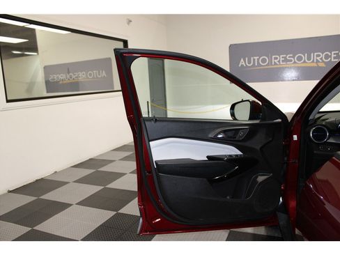 Used 2025 Chevrolet Trax LT w/ LT Convenience Package image 11