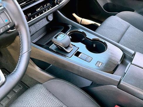 Certified 2025 Nissan Rogue SV FWD image 17