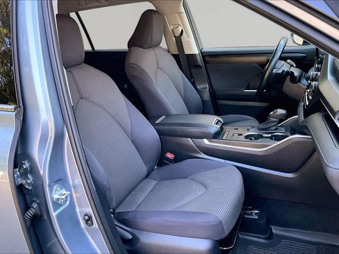 Used 2020 Toyota Highlander LE FWD image 9