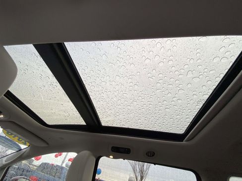 Used 2018 Chrysler Pacifica Limited w/ Tire & Wheel Group image 12