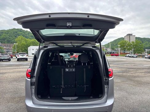 Used 2021 Chrysler Pacifica Touring-L w/ Uconnect Theater Family Group FWD image 36