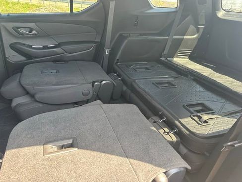 Used 2022 Chevrolet Traverse LT FWD image 15