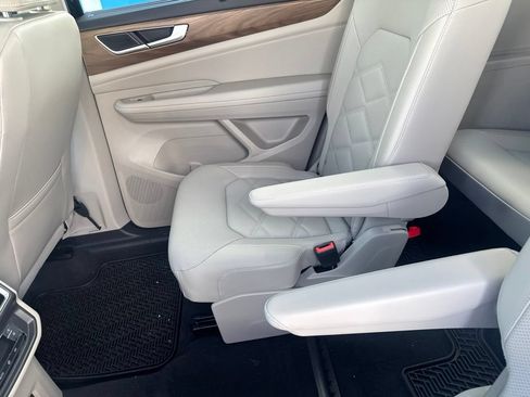 Used 2024 Volkswagen Atlas SE FWD image 11