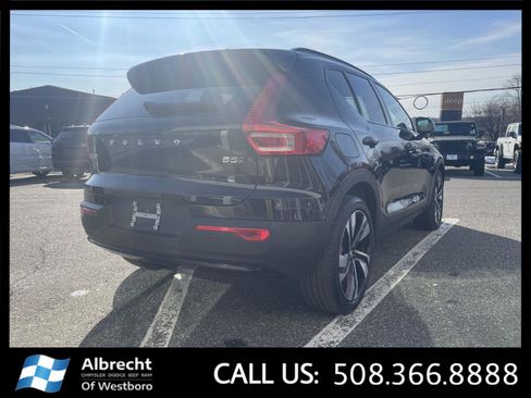 Used 2024 Volvo XC40 B5 Ultimate w/ Climate Package image 5