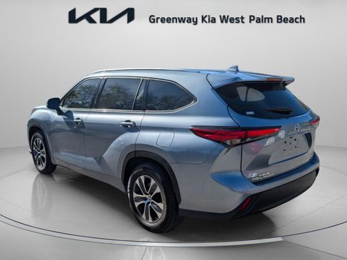 Used 2021 Toyota Highlander XLE image 6