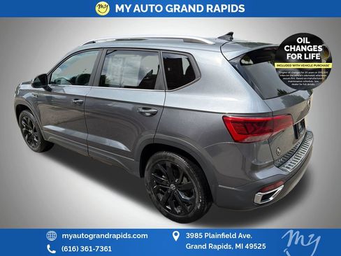 Used 2023 Volkswagen Taos SE w/ Panoramic Sunroof Package AWD/4WD image 5