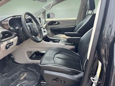 Used 2023 Chrysler Pacifica Limited FWD image 10