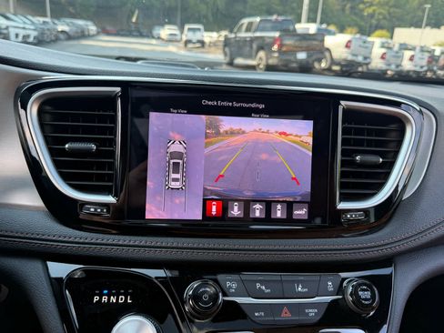 Used 2025 Chrysler Pacifica Pinnacle FWD image 19