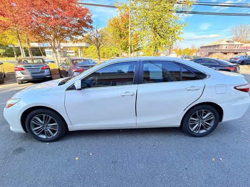 Used 2017 Toyota Camry SE image 4